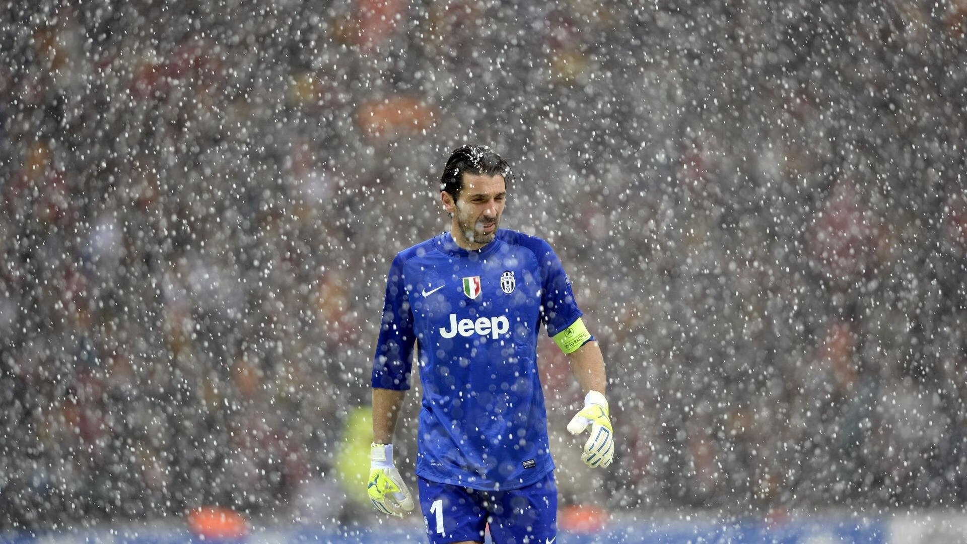 开云体育官网-赛道上的权杖交接，迈凯伦的逆袭与塞恩斯的绝对统治